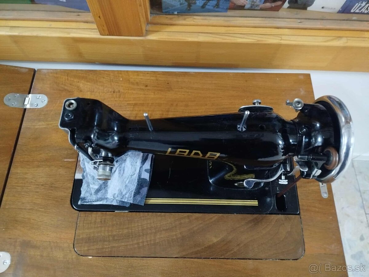 LADA--skrinkový šijací stroj--plne funkčný,v krásnom stave-- - 4