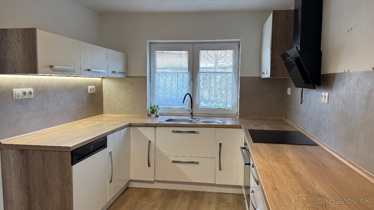 Priestranný zrekonštruovaný rodinný dom na prenájom v Lozorn - 4