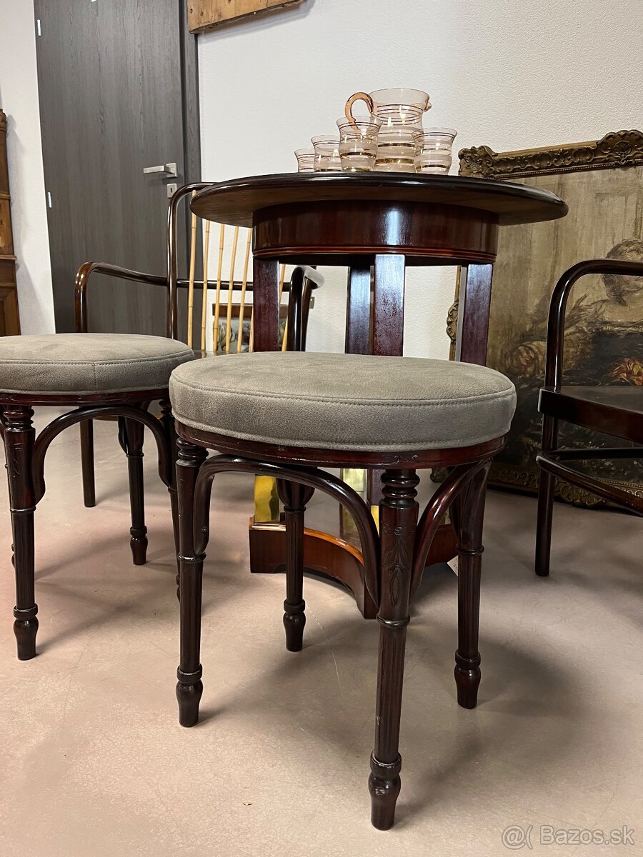 Okrúhly príručný stolík - 4