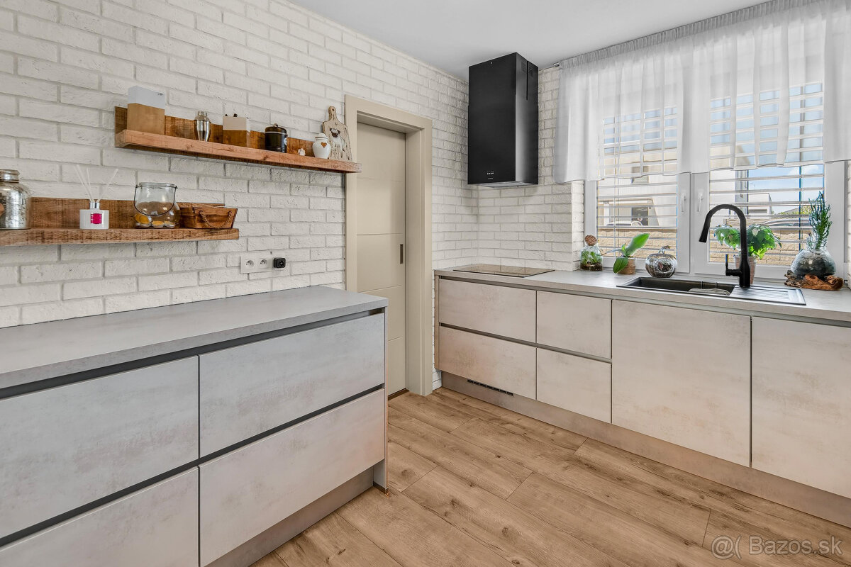 NA PREDAJ unikátny, samostatný 4-iz Rodinný dom priamo v DS - 4