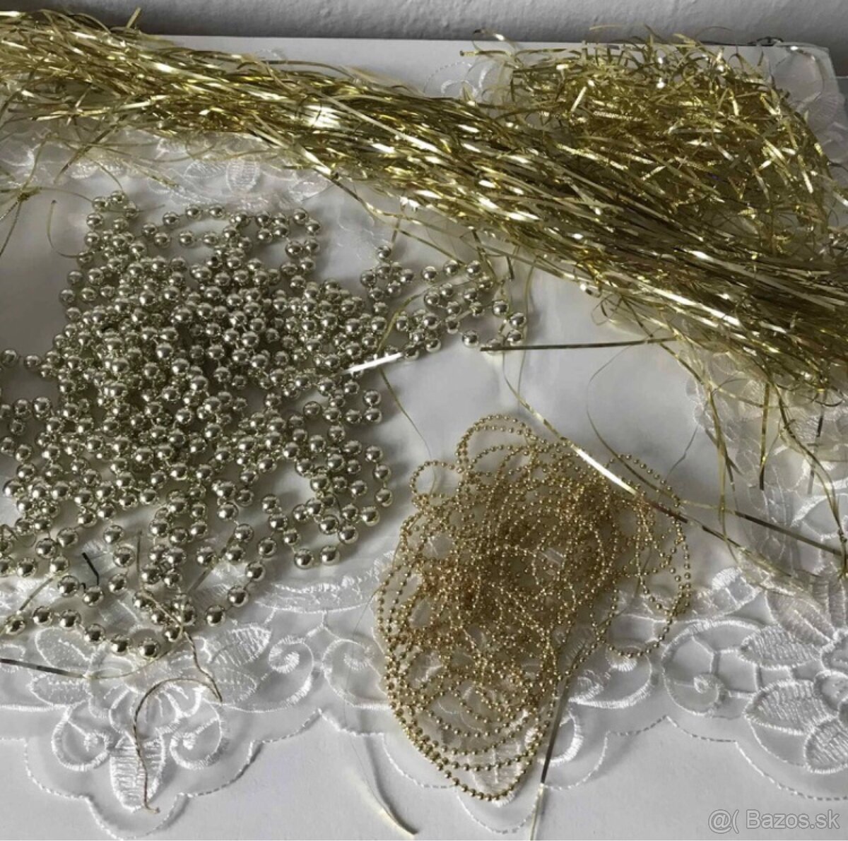 Vianočné gule a reťaze v zlatej a pieskovej farbe. - 4