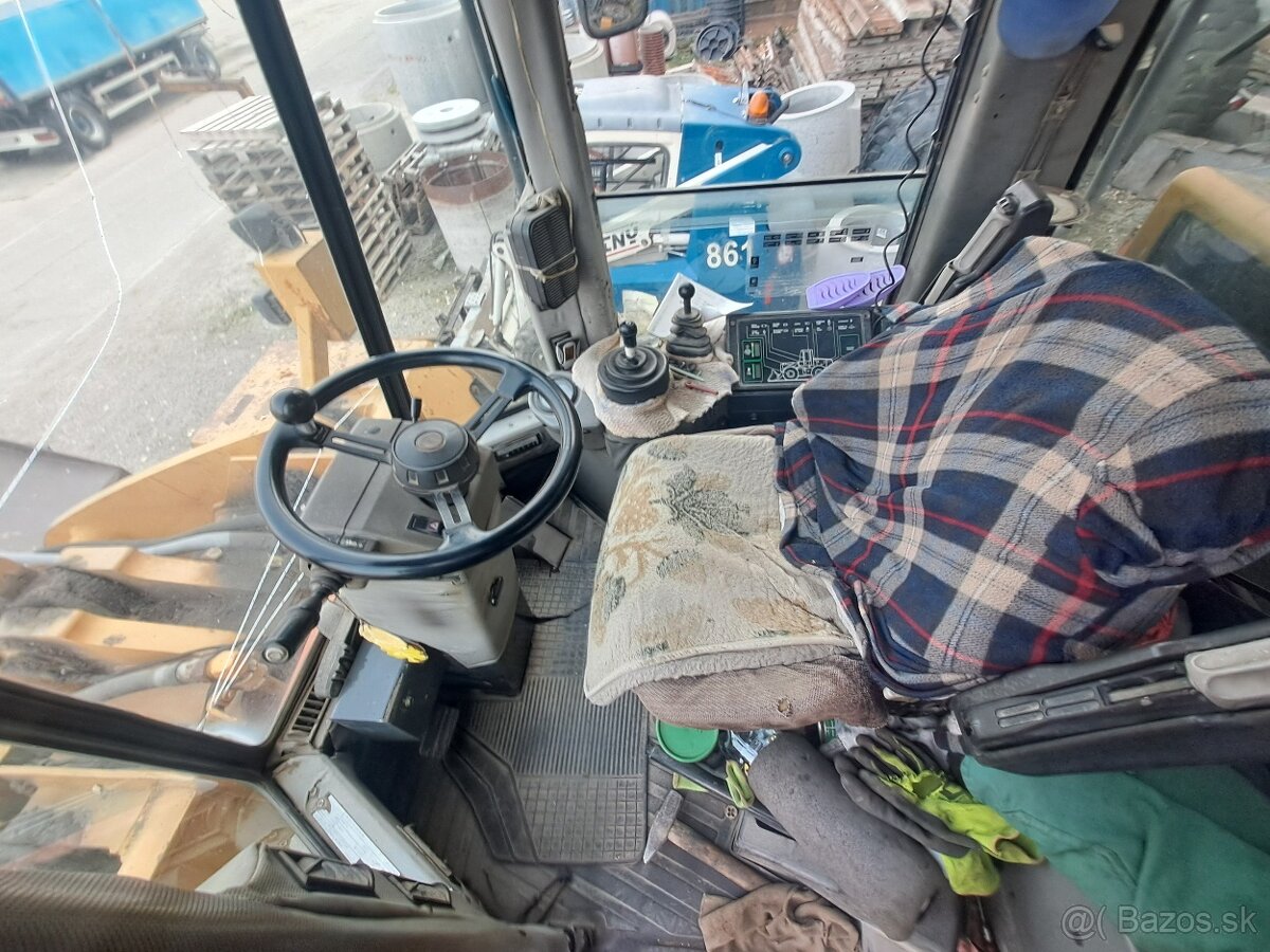 Kolesový nakladač CASE 821 - 4