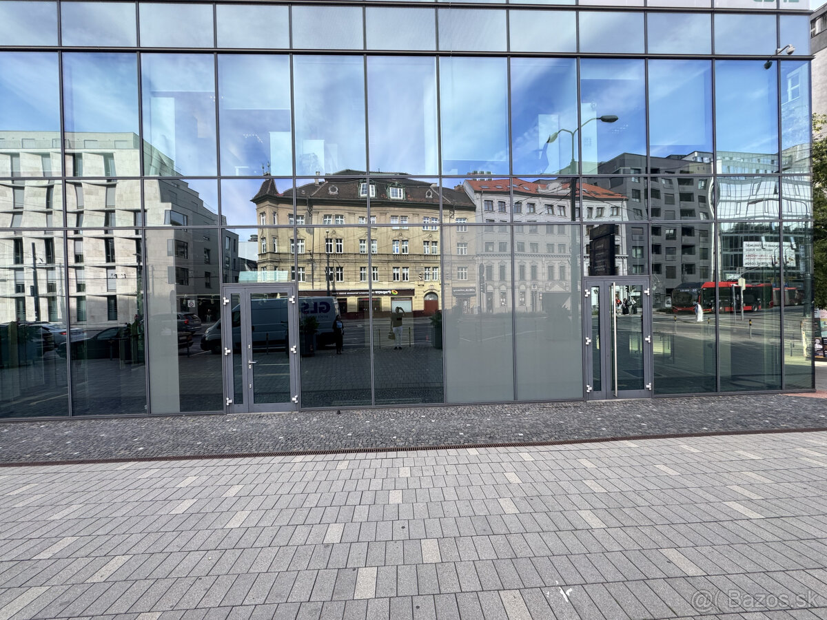 Prenájom rožného prízemného obchodného priestoru 241 m2 na p - 4