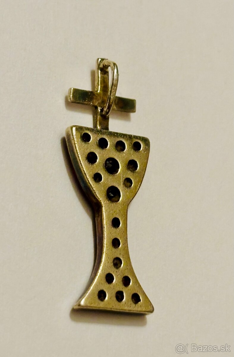 Strieborný prívesok krížik kalich s českými granátmi - 4