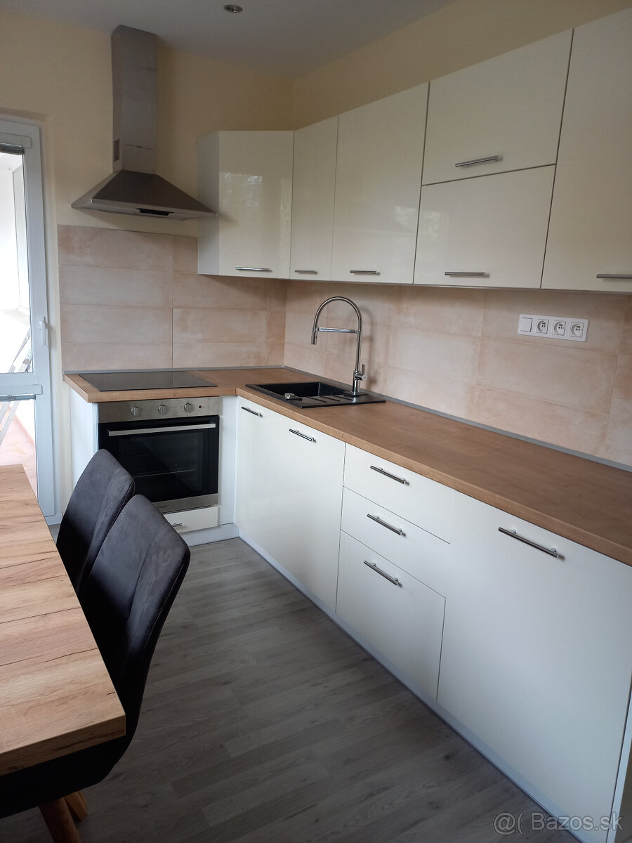 3 izbovy byt SNP PB - 4