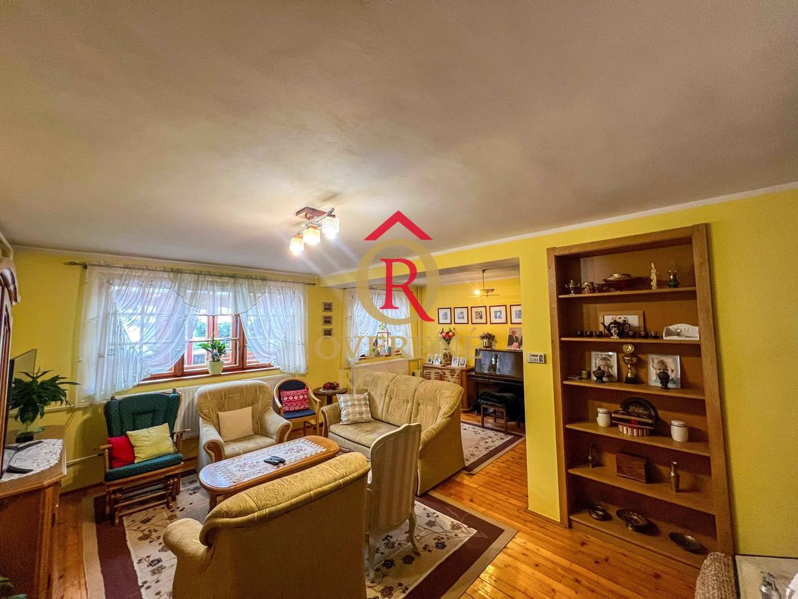 Exkluzívne na predaj priestranný rodinný dom so slnečnou záh - 4