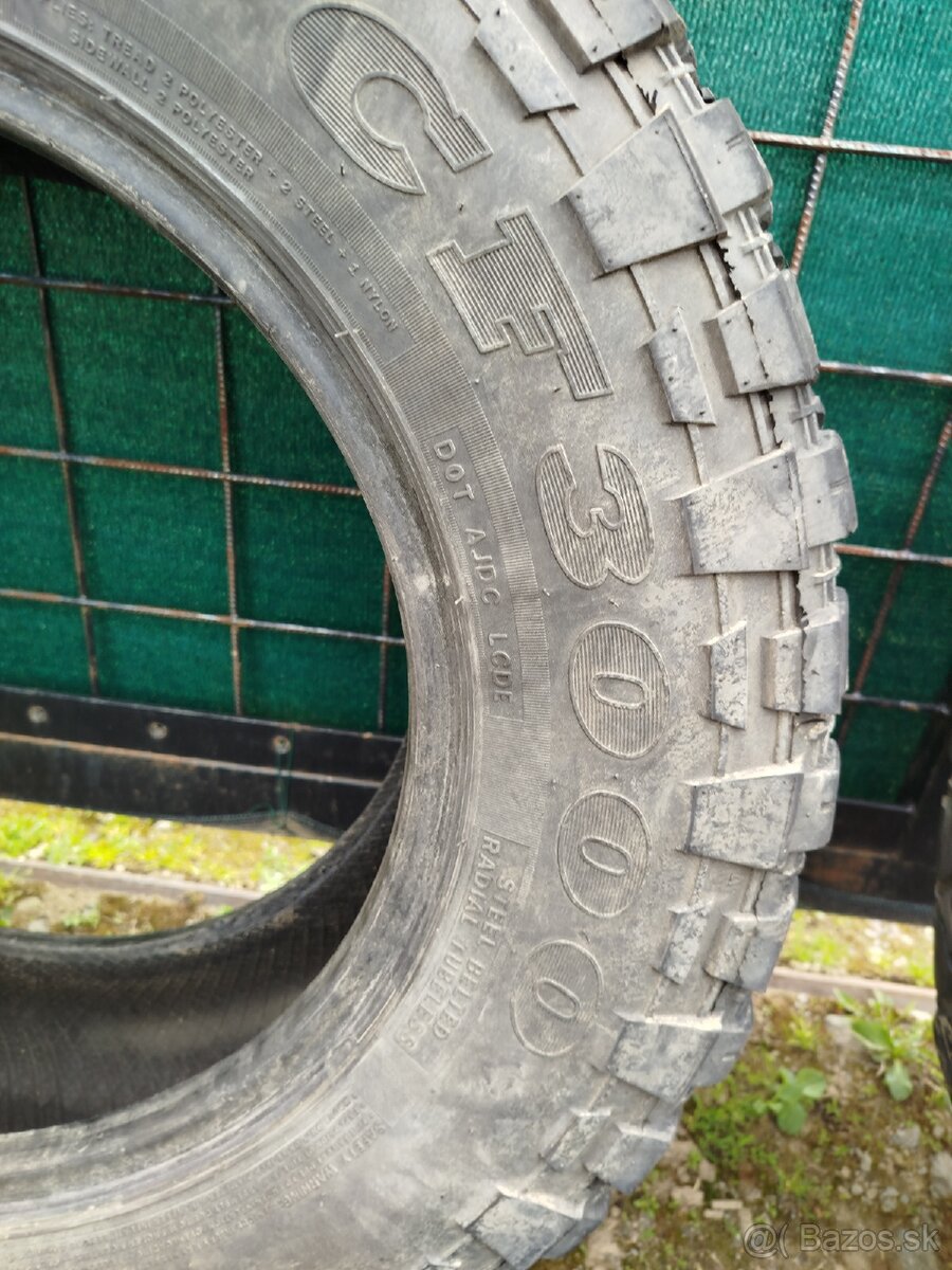Pneu 225/75 R16 - 4