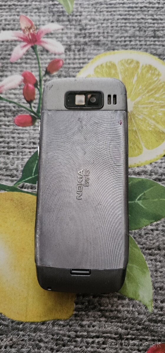 Predám Nokiu E52 (RM-469) - 4