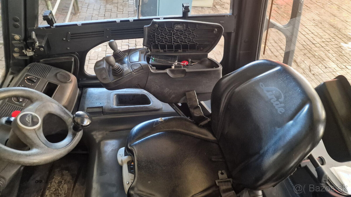 Linde E30, vysokozdvižný vozík VZV - 4