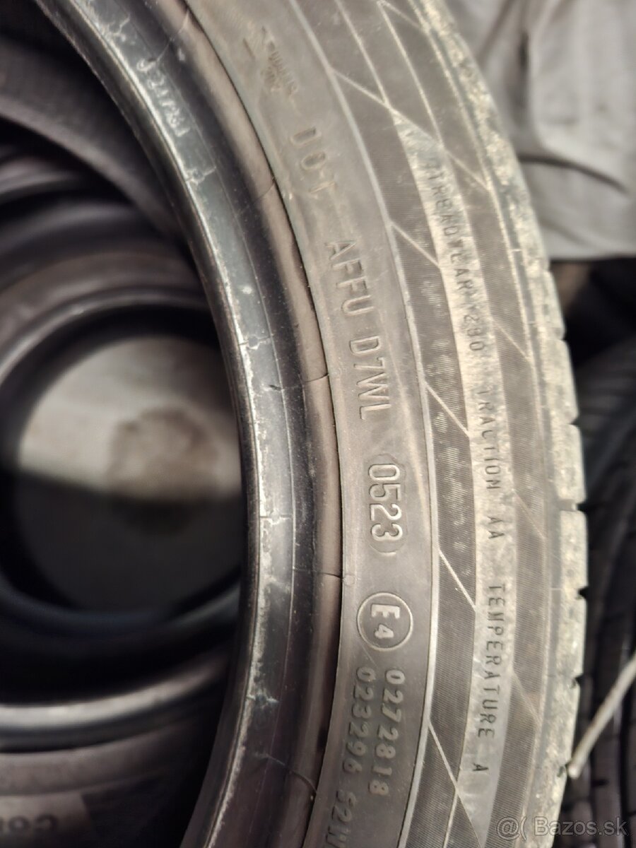 Continental 235/45R18 94W - 4