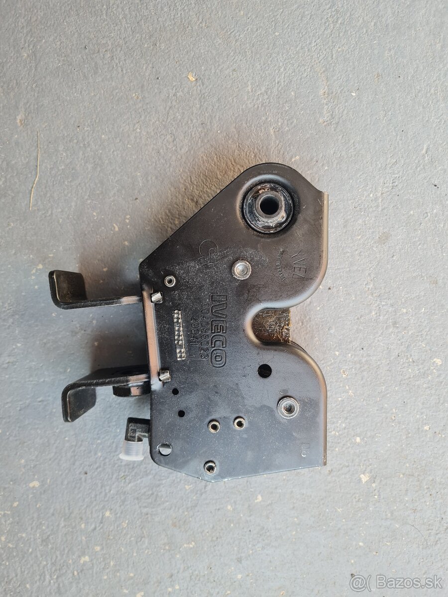 IVECO STRALIS zámok kabíny 504088023 - 4