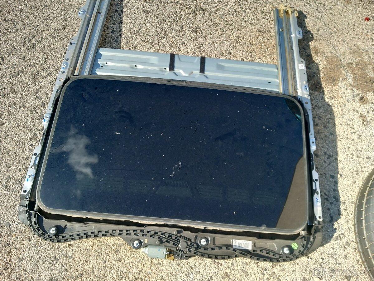 Predám strešné okno BMW - 4