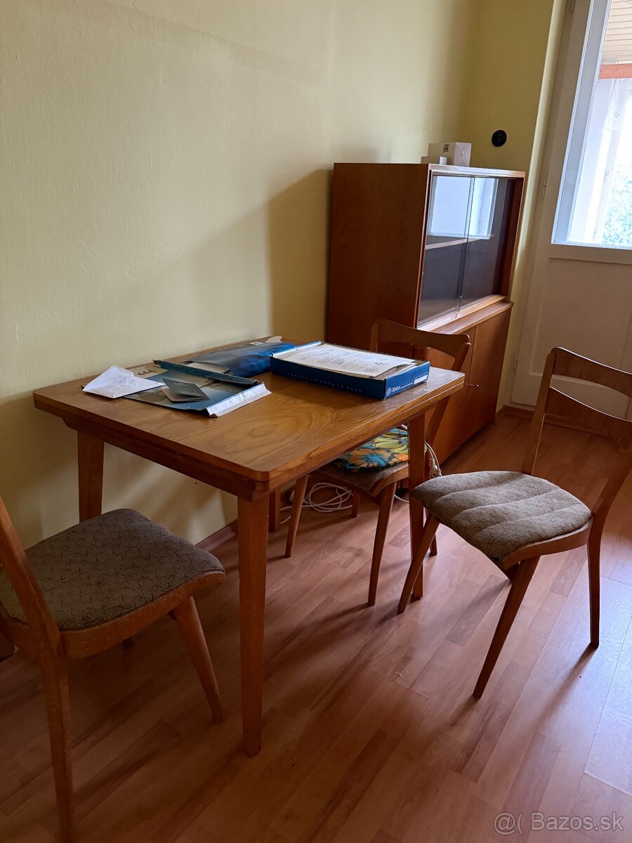Drevene stolicky a obyvacka - 4