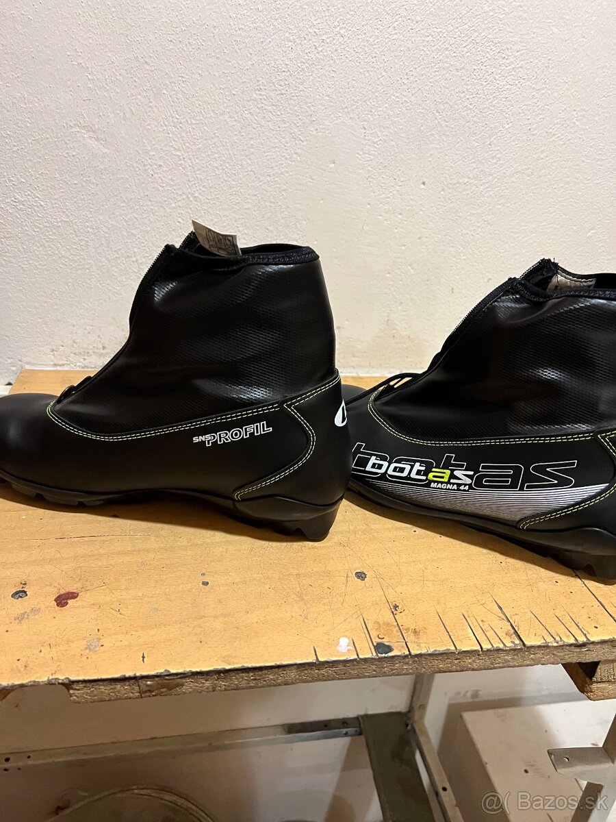 Bežecké topánky - Botas Magna 44 - 4