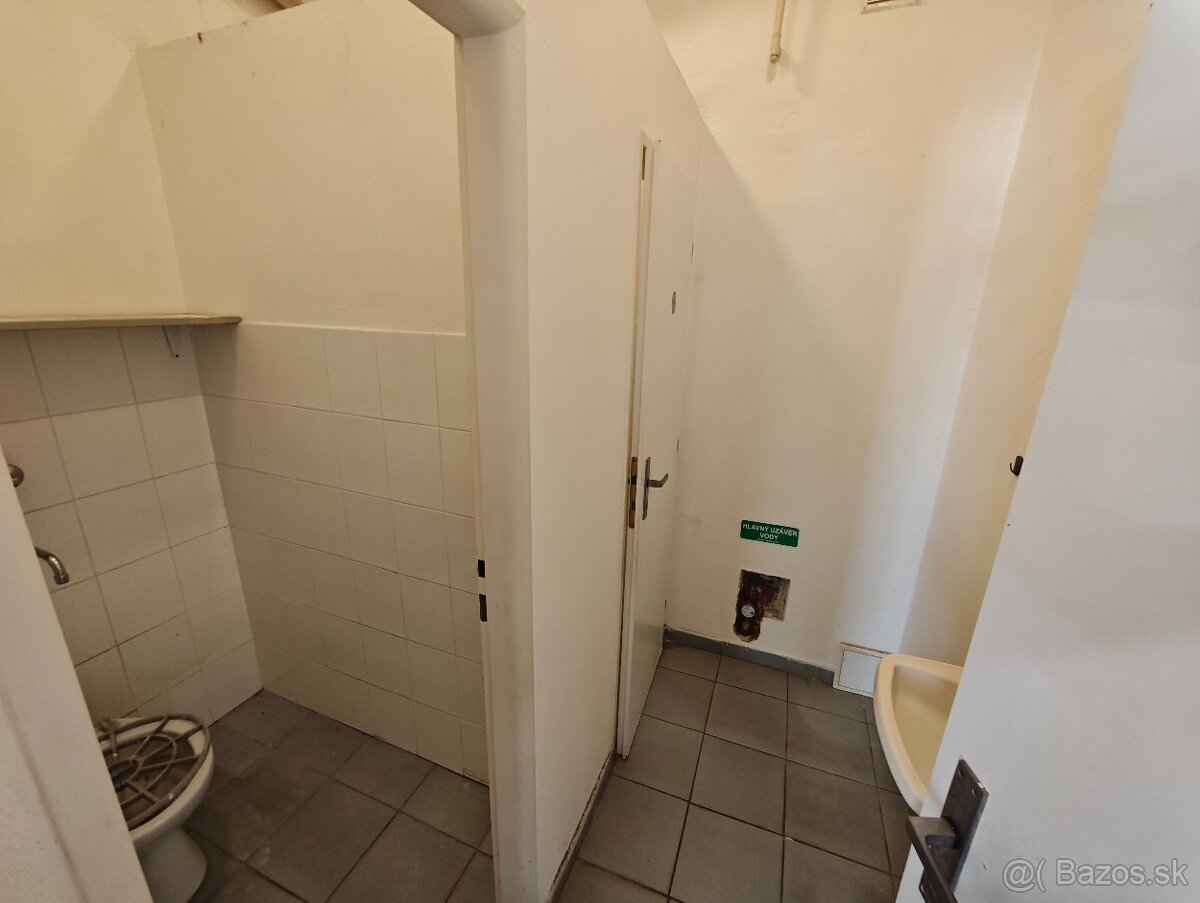 Prenájom veľký obchodný priestor Nám. Osloboditeľov - 4