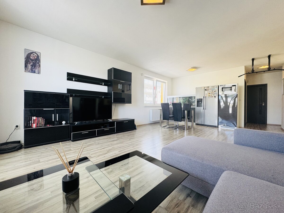 Na predaj: priestranný 3-izbový byt s terasou v obľúbene - 4