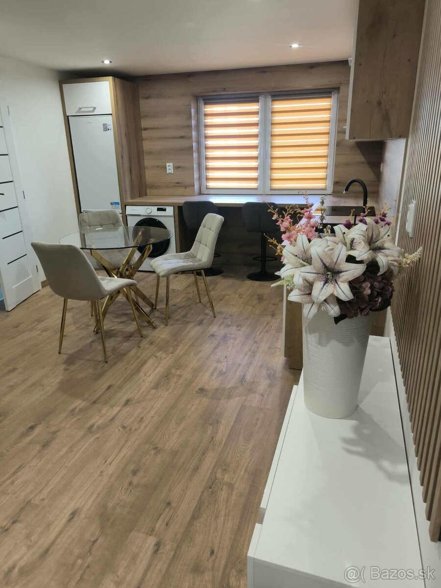 Prenájom bytu na námestí - 4