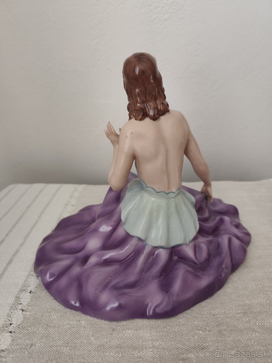 Royal dux žena so sukňou porcelánová soška - 4