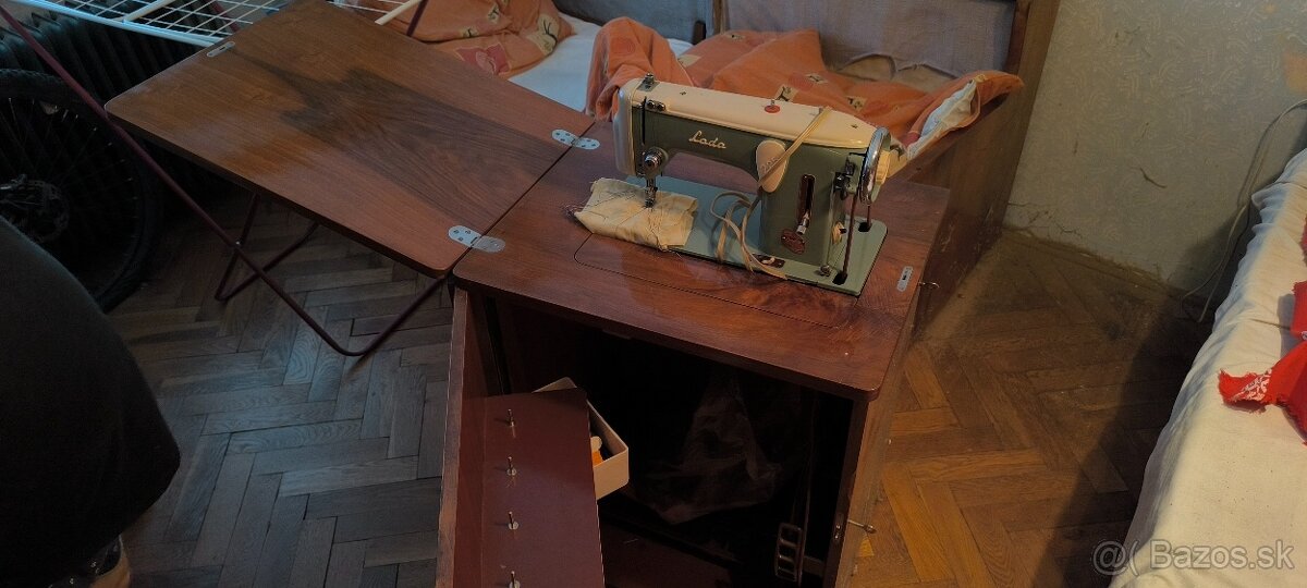 Šijací stroj LADA - 4