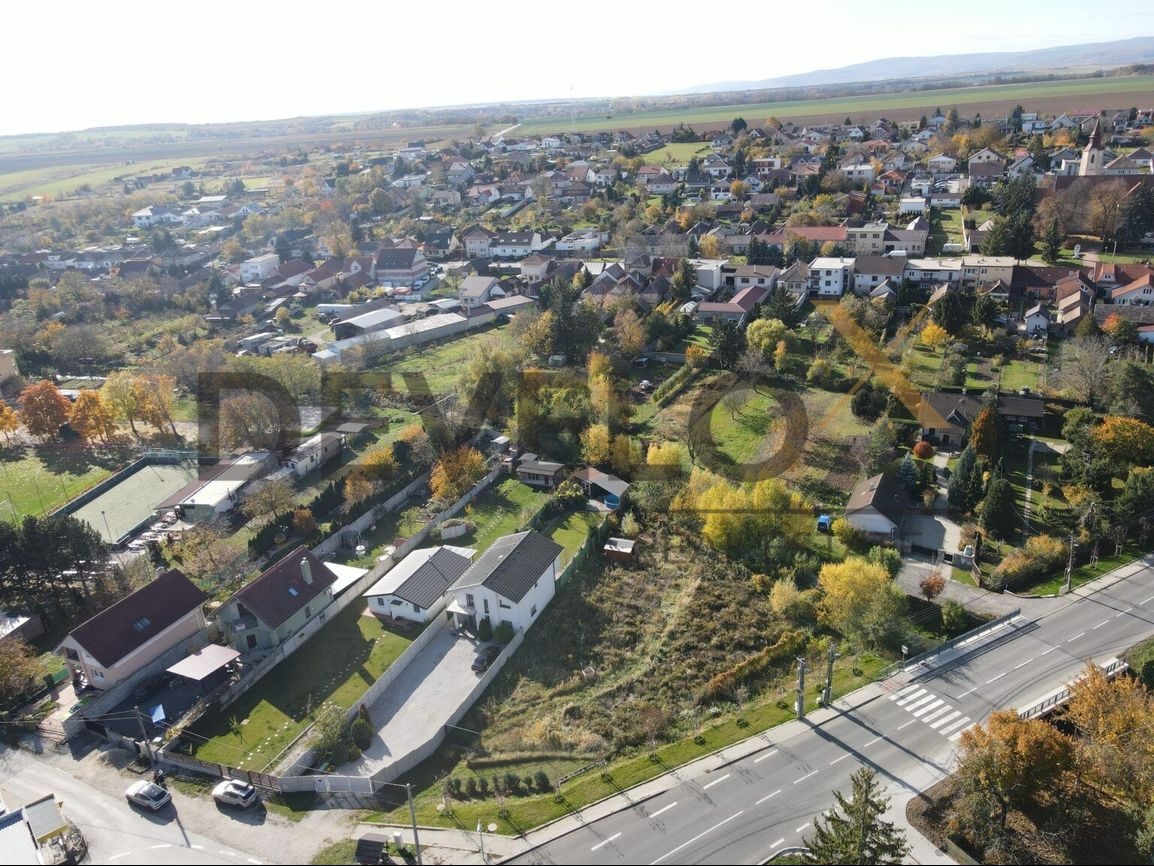 Priestranný stavebný pozemok v pokojnej obci Budmerice - 4