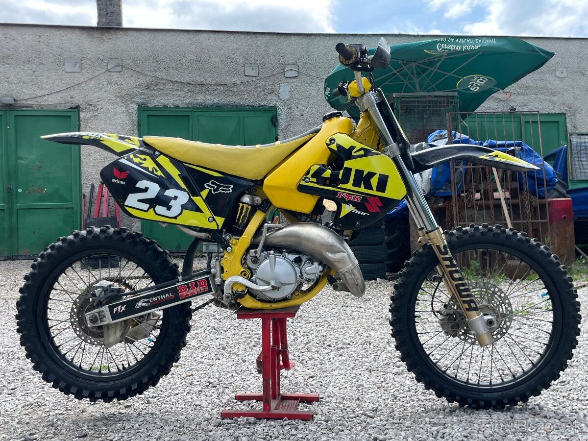 SUZUKI RM 125. 2T