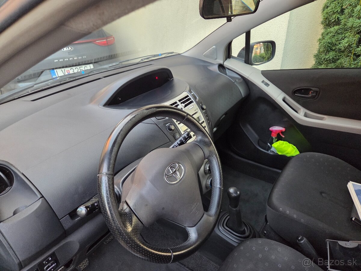 Toyota Yaris 1.3 - 4