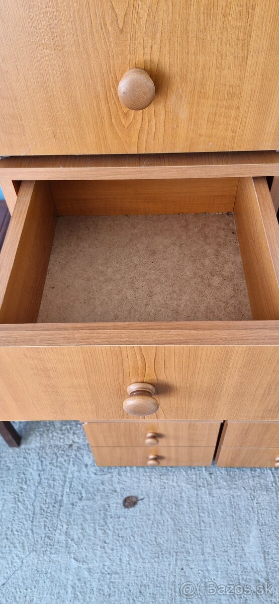 2 dverová skriňa + nočný stolík,stôl,váľanda - 4