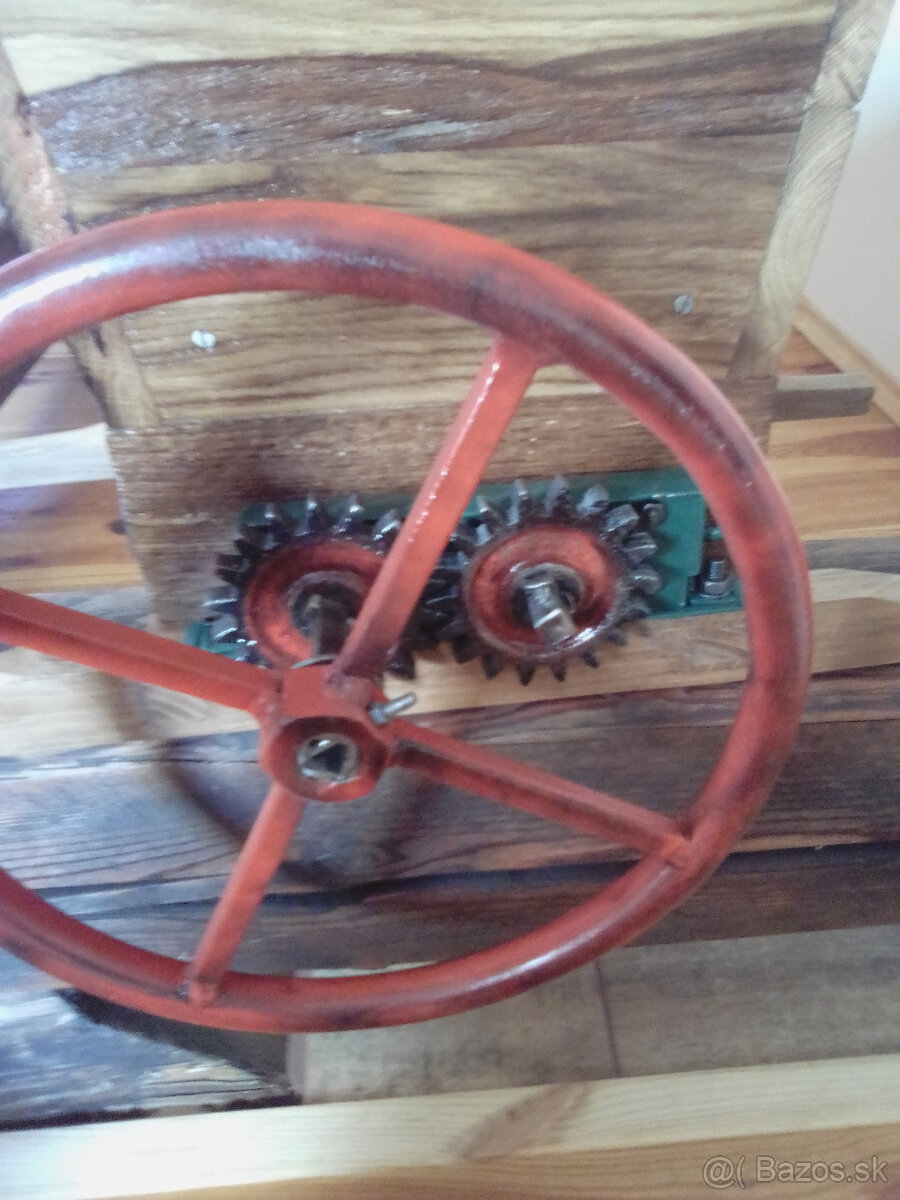 Starožitný mlyn na hrozno - 4