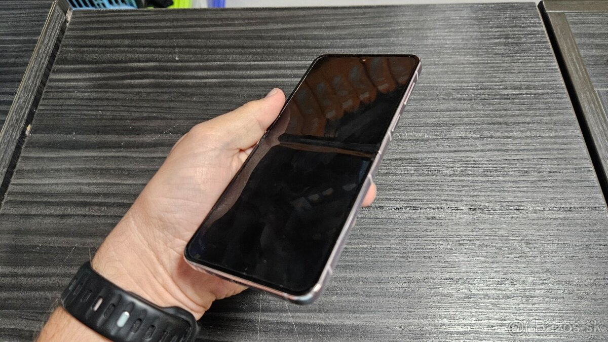 Poškodený Samsung Galaxy Z Flip 5 - 4