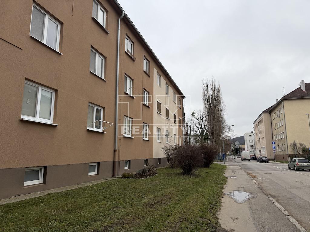 2-IZBOVÝ BYT, 50m2, SIHOŤ I, TRENČÍN - 4