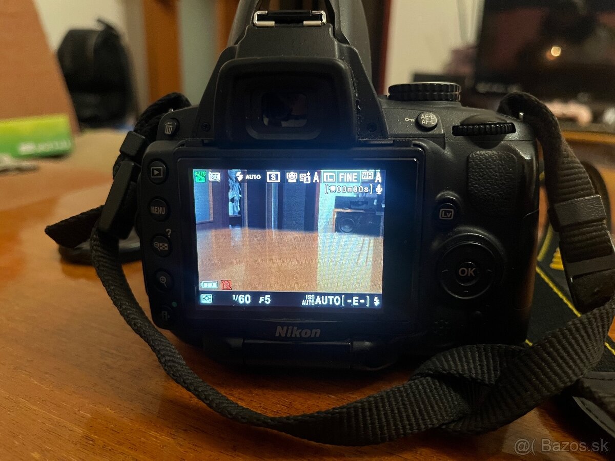 Nikon D5000 + 18-55mm 1:3,5-5,6 - 4