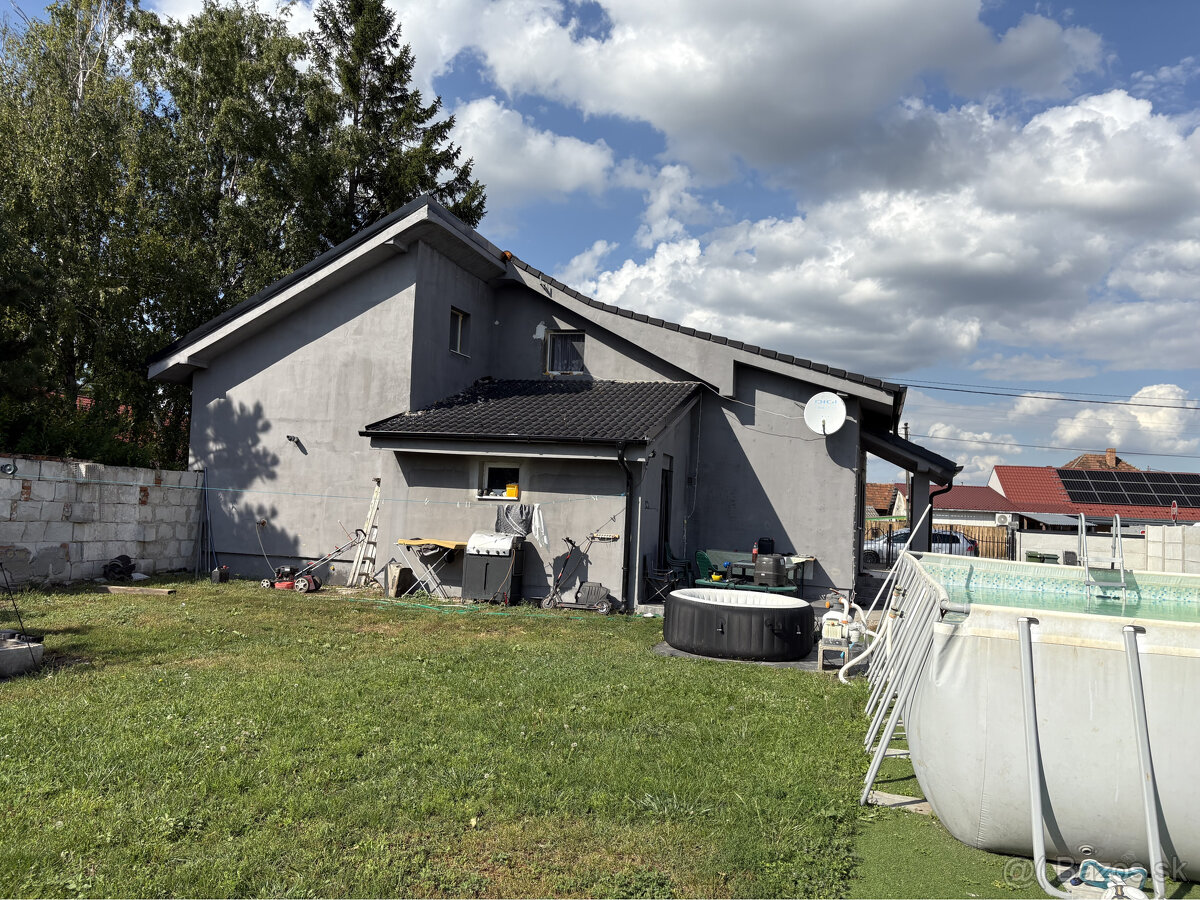 Znížená cena: prerobený 5 + 1 izbový rodinný dom s priestra - 4