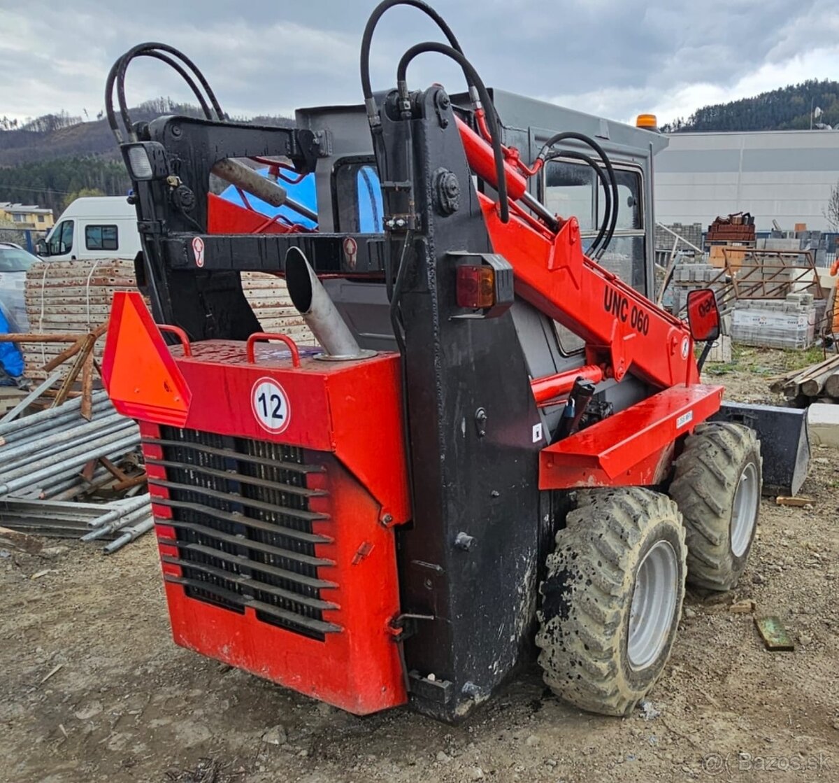 UNC 060 šmykový nakladač - 4