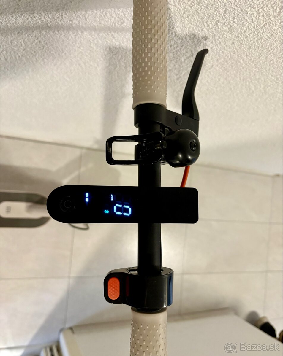 Predám Xiaomi Mi Electric Scooter 3 - 4