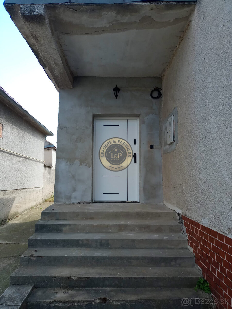 Rezervované Na predaj 5-izbový rodinný dom v obci Košolná - 4