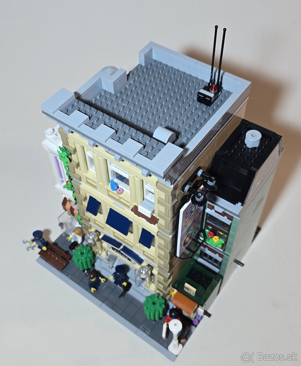 10278 LEGO Police Station - 4
