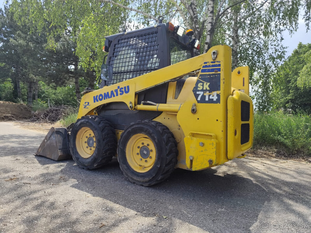 Šmykový nakladač Komatsu SK714. - 4