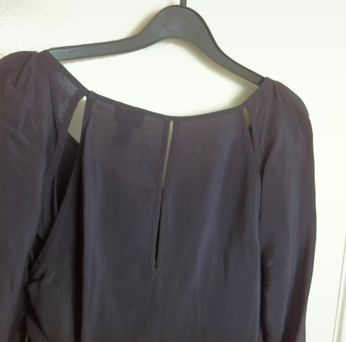 H&M jemné tmavo sivé štýlovo prakticky vykrojené šaty - 4