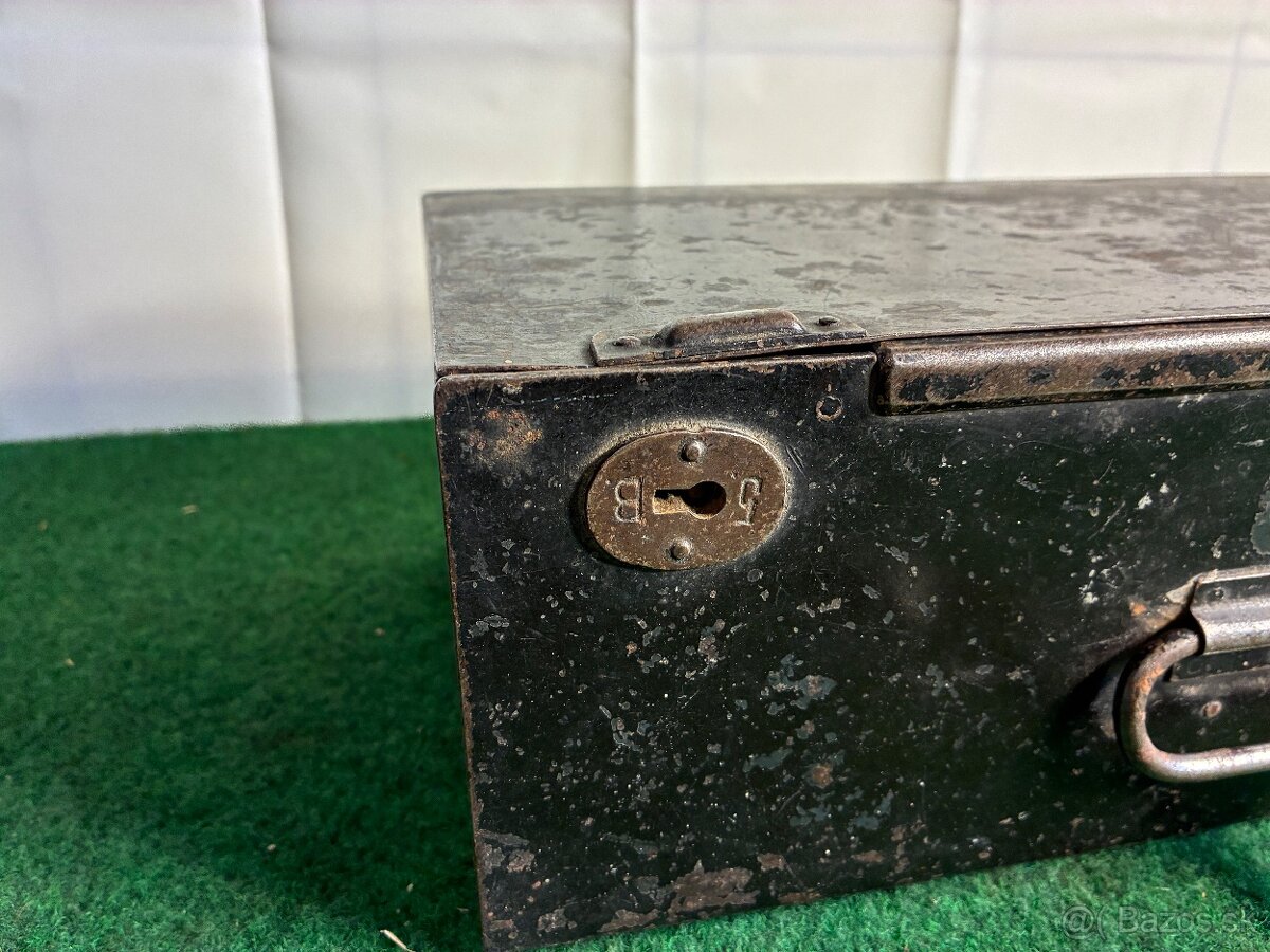 Starožitný kovový trezor - 4