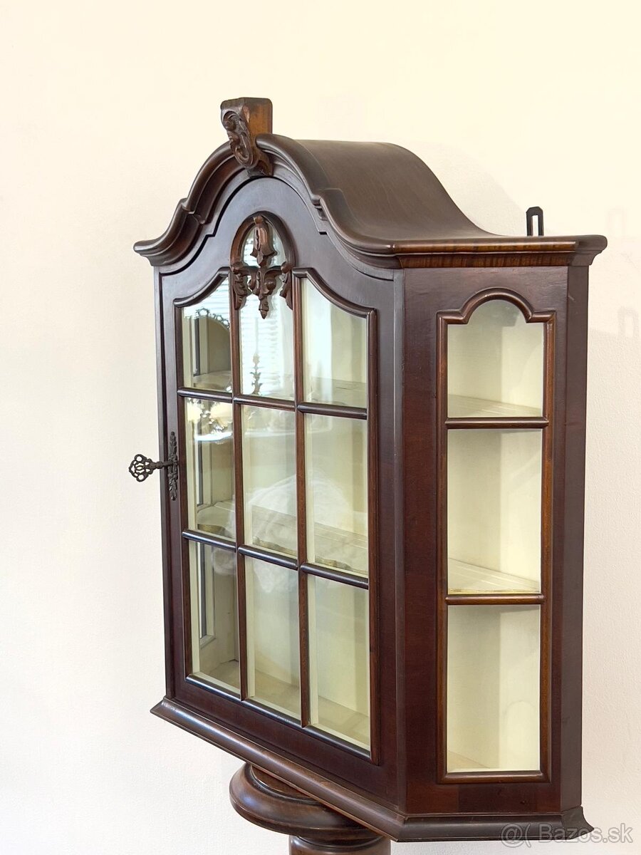 Masívna vitrinka a vešiak - 4