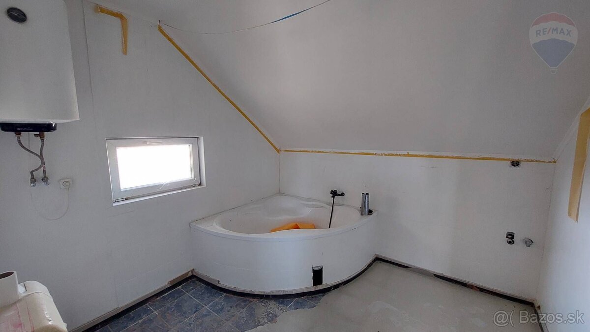 Na predaj dvojdom v centre Rajky – výnimočná investičná príl - 4