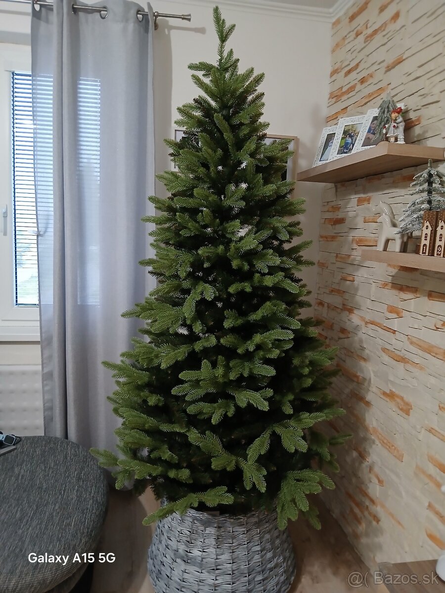 Vianočný stromček 3D. 220cm - 4