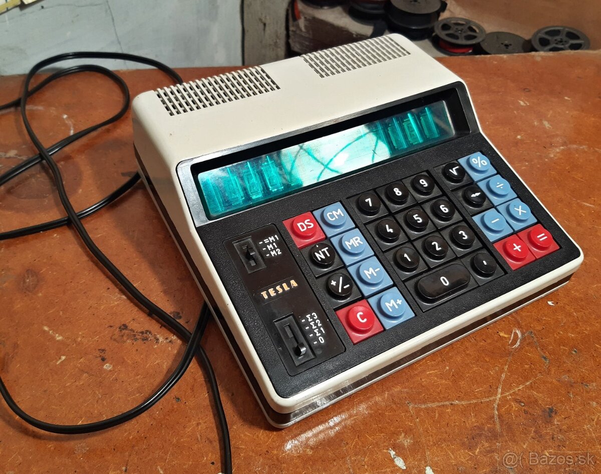Funkční retro kalkulačka TESLA OKU107 z roku 1984 - 4