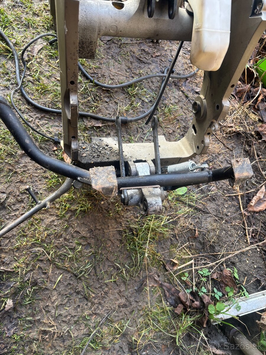 Centralni stojan a bocni stojanek na Yamaha TDM 900 01-11 - 4