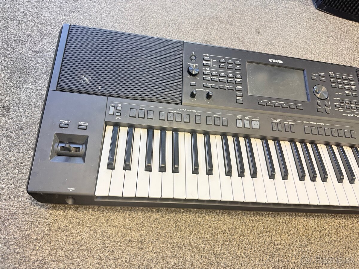 Klavesy Yamaha PSR SX 700 - 4