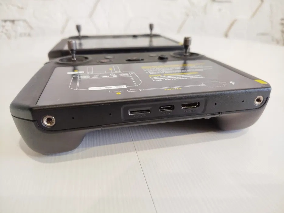 Profesionální ovladač DJI RC pro - 4