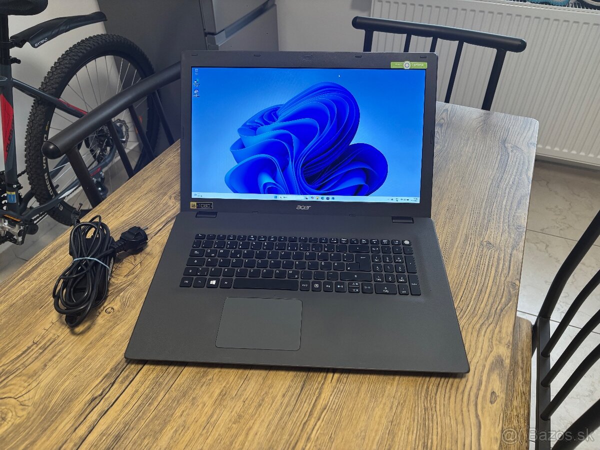 17.3/Acer Notebook/i5-5200/8GB RAM/256GB SSD /Intel HD 2GB - 4