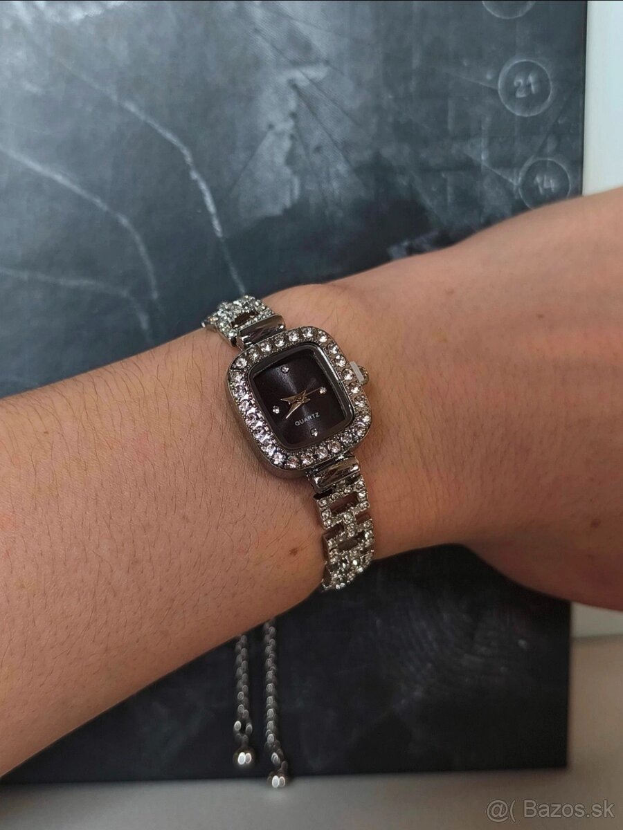 Hodinky s čiernym ciferníkom - 4