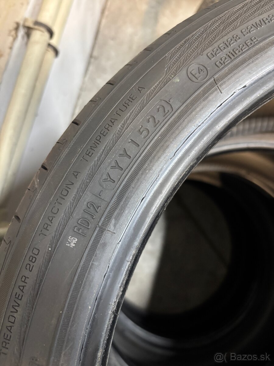 Yokohama Advan DB V552 93W 225/40R19 - 4