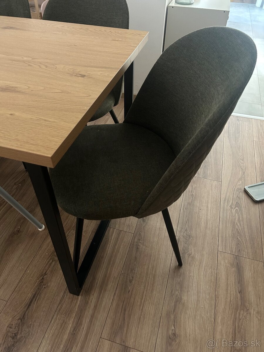 Stôl a stoličky - 4